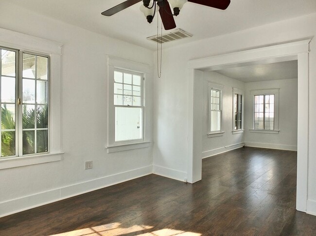 5886 Myrtle Ave in Long Beach, CA - Building Photo - Building Photo