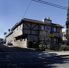 6651 Etiwanda Ave in Reseda, CA - Building Photo - Building Photo