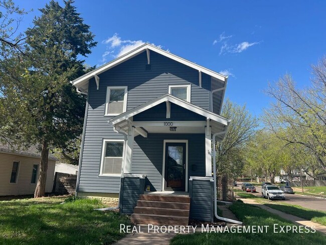 property at 1000 W 5th St