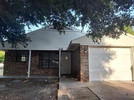 306 N Wilson St in Kaufman, TX - Building Photo
