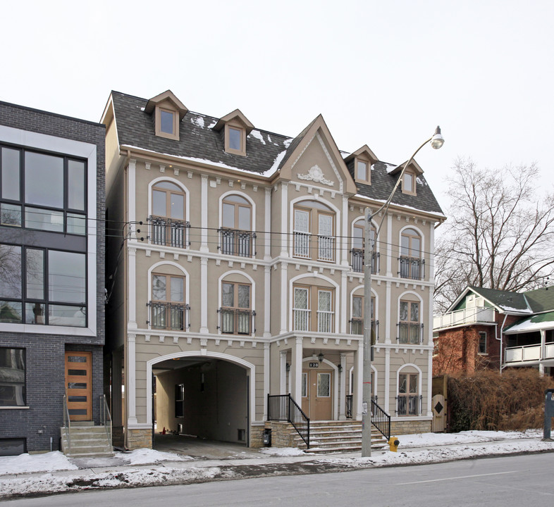 128 Spadina Rd in Toronto, ON - Building Photo