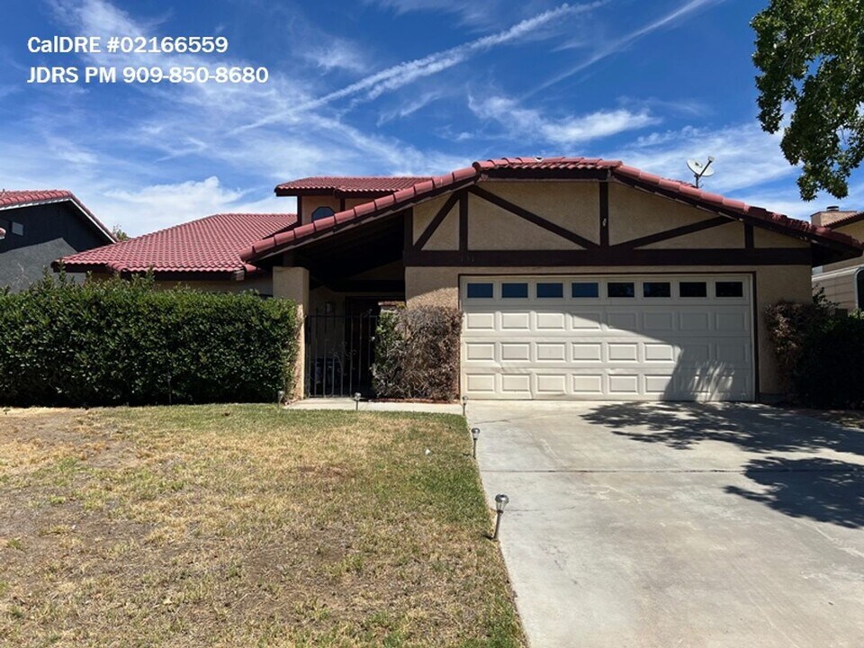 1311 Camran Ave in Lancaster, CA - Foto de edificio