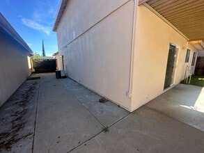 560 Clover Dr in Turlock, CA - Building Photo - Building Photo