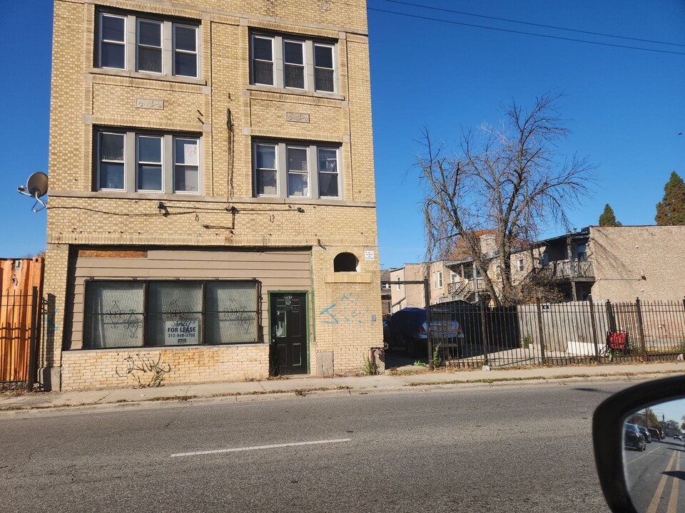 1048 N Cicero Ave in Chicago, IL - Building Photo