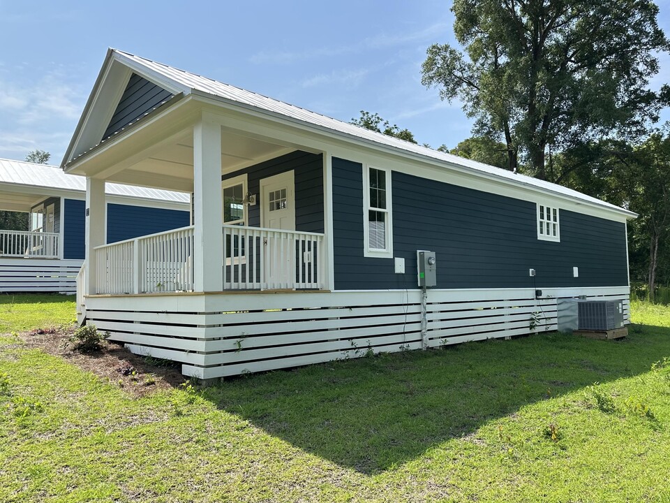 163 W Chaffin Ave in Defuniak Springs, FL - Building Photo