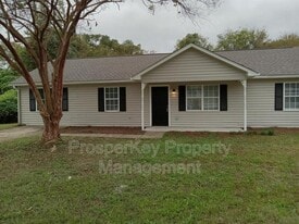 10 Hidden Valley Ct in Phenix City, AL - Building Photo