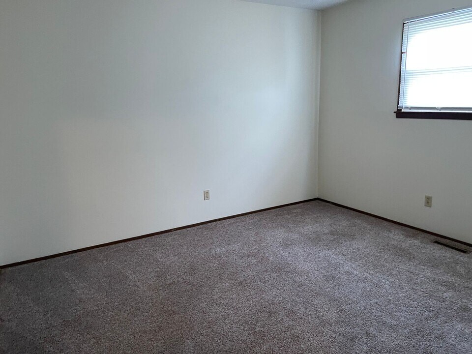 1207 Pine St in Lebanon, MO - Building Photo