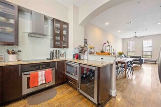 2110 Shearn St in Houston, TX - Foto de edificio - Building Photo