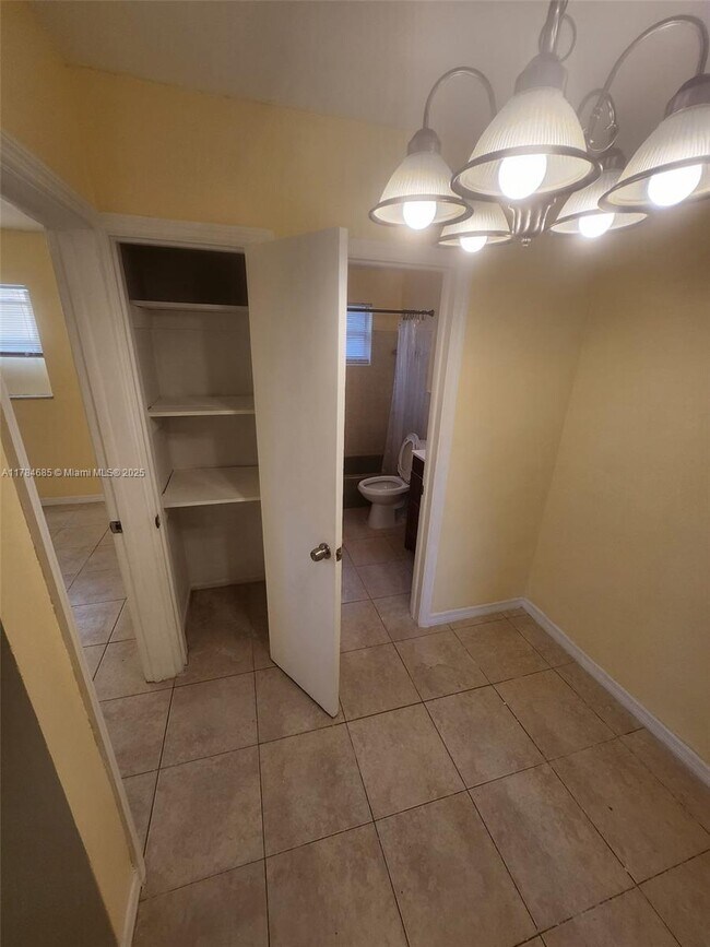 7350 NW 37th St in Hollywood, FL - Building Photo - Building Photo
