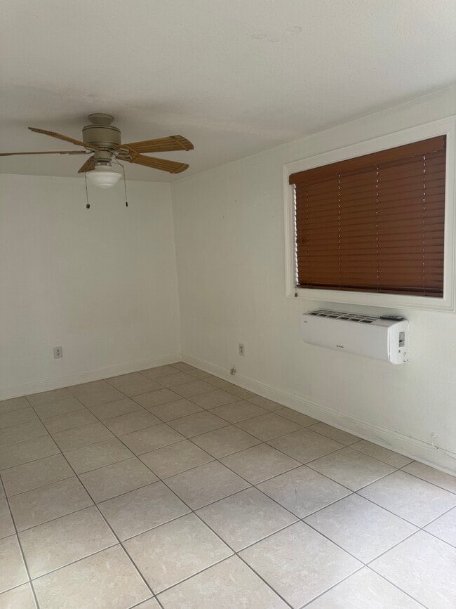8425 SW 44th St in Miami, FL - Building Photo - Building Photo