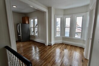 81 Summer St, Unit 2E in New Bedford, MA - Building Photo - Building Photo