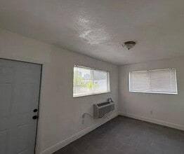 1951 NW 31st St in Miami, FL - Foto de edificio - Building Photo