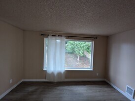 6115 W Beech St, Unit 2 in Everett, WA - Building Photo