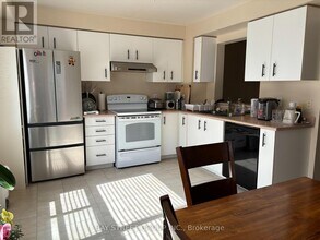 2300-2300 Brays Ln in Oakville, ON - Building Photo - Building Photo
