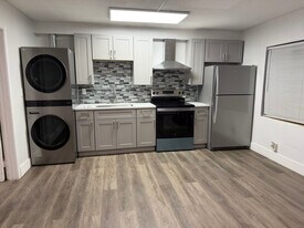 77 Blue Heron Blvd in Riviera Beach, FL - Building Photo