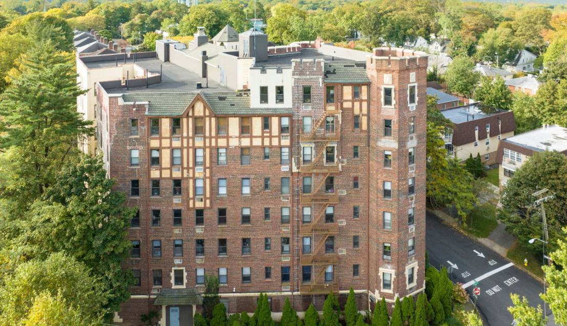 2 Spruce St in Great Neck, NY - Building Photo