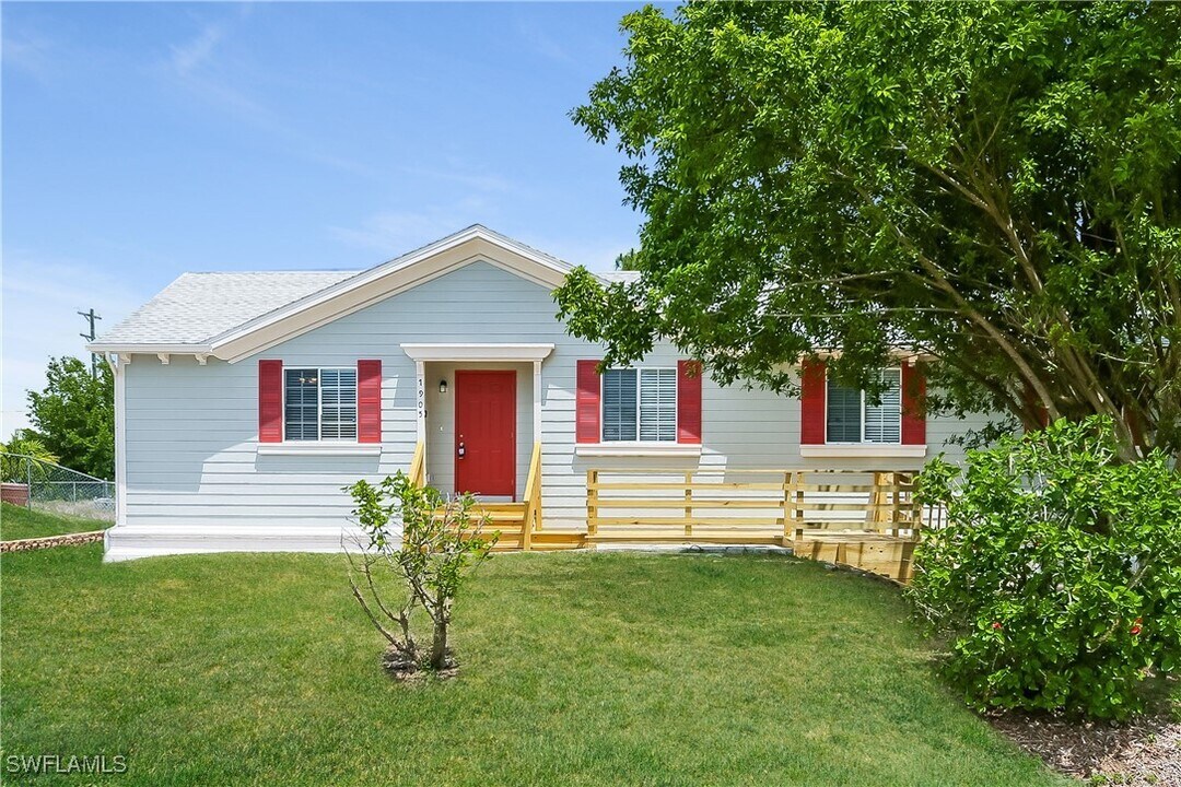 1905 Nora Ave S in Lehigh Acres, FL - Building Photo