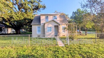 3500 W Cervantes St in Pensacola, FL - Building Photo