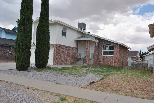 10886 Golden Sands Dr in El Paso, TX - Building Photo - Building Photo