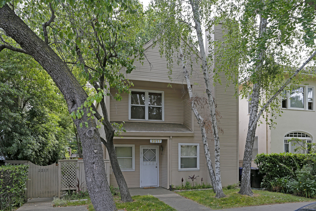 The Birchwood Apartments in Sacramento, CA - Building Photo