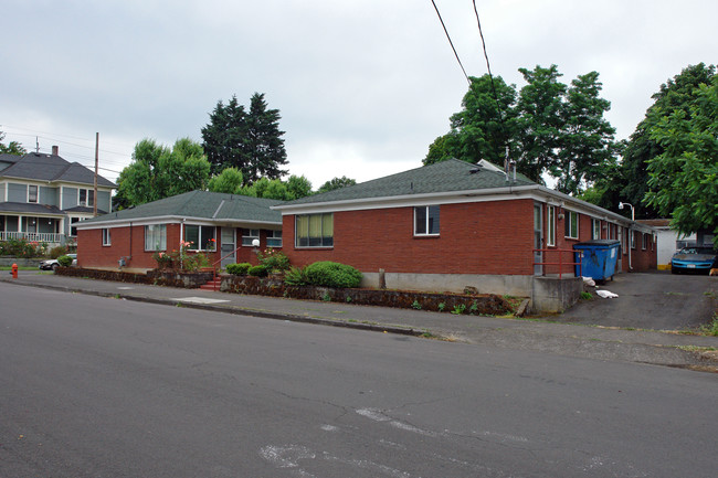 2620-2634 SE Ash St in Portland, OR - Foto de edificio - Building Photo