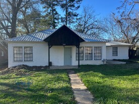 502 Jefferson Pl in Atlanta, TX - Building Photo
