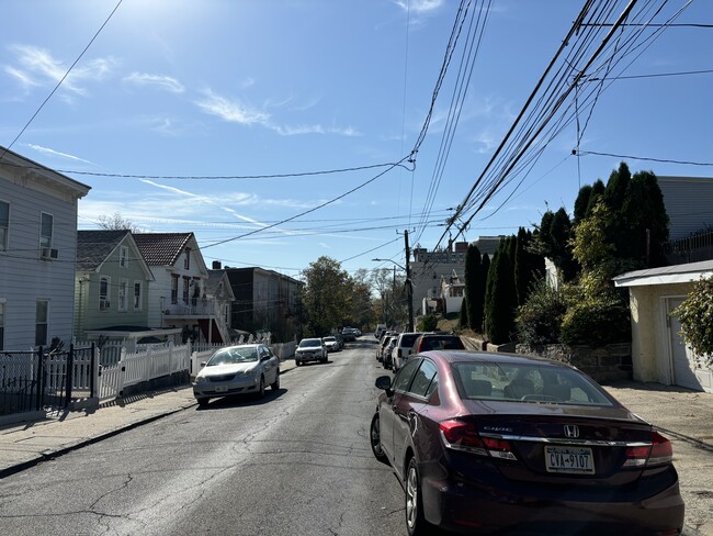 240 Sommerville Pl, Unit #1 in Yonkers, NY - Building Photo - Building Photo