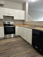 7811 Kingsbury Wood in San Antonio, TX - Building Photo - Building Photo