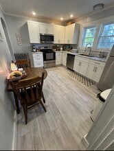 413 Hammond St, Unit 1 in Bangor, ME - Foto de edificio - Building Photo