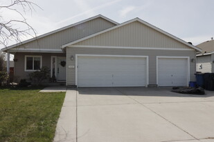 908 NW Spruce Tree Pl in Redmond, OR - Building Photo