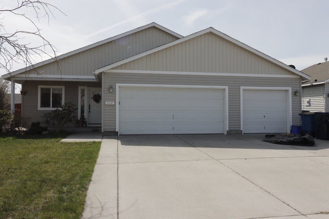 908 NW Spruce Tree Pl in Redmond, OR - Building Photo