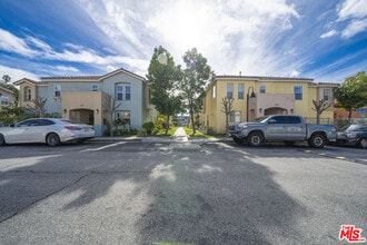 121 Cancion Way in Los Angeles, CA - Building Photo - Building Photo