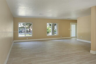 8870 SW 87th St in Miami, FL - Foto de edificio - Building Photo