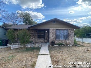 338 Continental Ave in San Antonio, TX - Foto de edificio