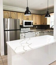 1117 NE 10th St in Hallandale Beach, FL - Foto de edificio - Building Photo
