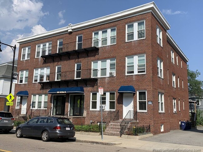 1140 River St, Unit 2R in Boston, MA - Foto de edificio - Building Photo