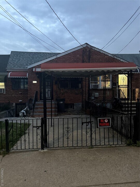 108-32 175th St in Queens, NY - Building Photo