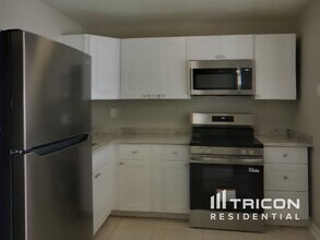 10002 N 24th St in Tampa, FL - Foto de edificio - Building Photo