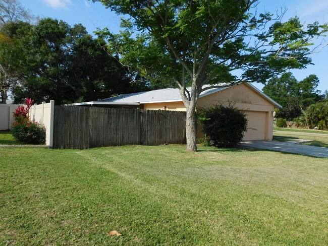 902 Plum Tree Ln in Sarasota, FL - Building Photo - Building Photo