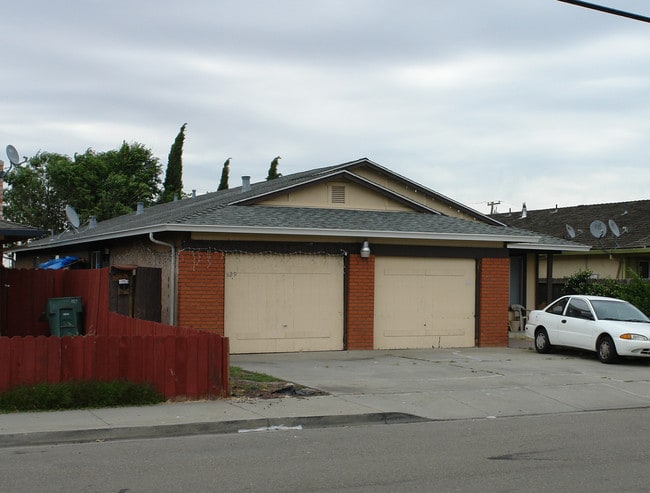 129-131 El Dorado Dr in Pittsburg, CA - Building Photo - Building Photo