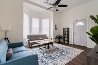 2334 SE 8th Ave in Portland, OR - Building Photo - Building Photo