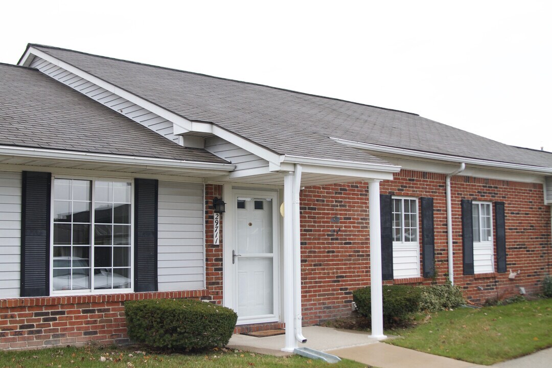 29711 Pendleton Club Dr in Farmington Hills, MI - Building Photo