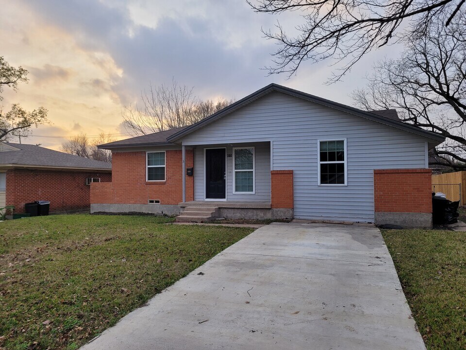 615 Royal Crest Dr in Mesquite, TX - Building Photo