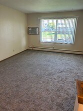 1610 University Dr SE in St. Cloud, MN - Building Photo - Building Photo