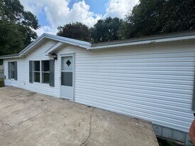 5525 Mimosa St in Crestview, FL - Building Photo