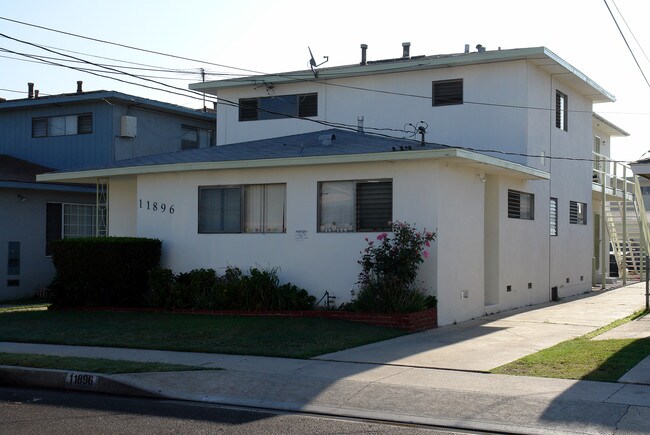 11896 Manor Dr in Hawthorne, CA - Foto de edificio - Building Photo