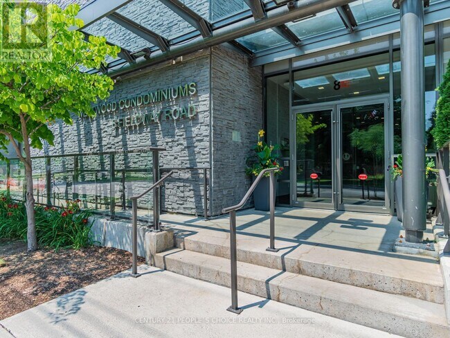 8 Fieldway Rd in Toronto, ON - Building Photo - Building Photo