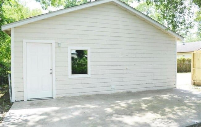 property at 7913 Woodlyn Rd
