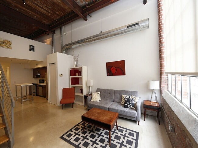807 E Main St