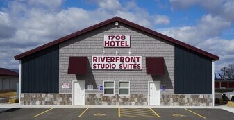 1708 N Riverfront Dr